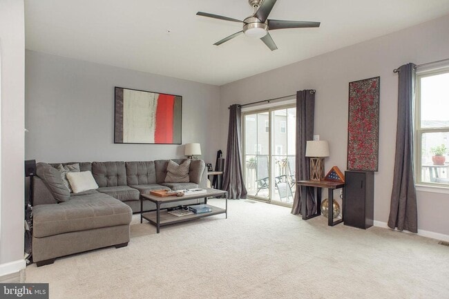 Building Photo - Stunning 3bd 2.5bth townhome in the Pondview community in Millersville.