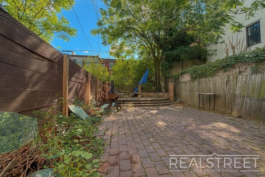 Building Photo - 376 Kosciusko Street – Large 1 Bedroom wit...