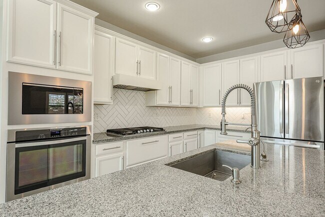 Building Photo - Beautiful 5bedrooms-2Baths Modern Style Home!