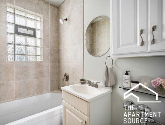 Building Photo - 544 W Surf St