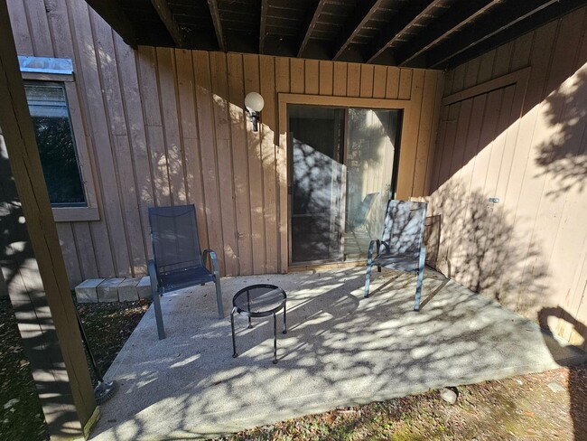 Building Photo - FOX HILL!!! Beautiful Two Bedroom Condo available now for immediate move in!!!