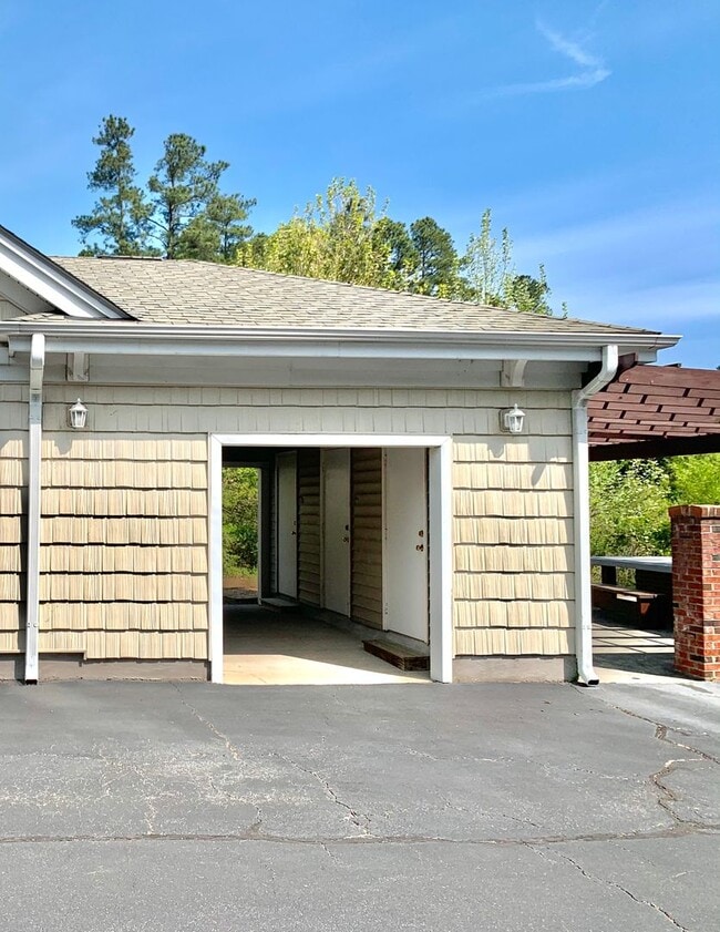 Building Photo - 2 Bedroom, 2 Bathroom Condo in Chapel Hill