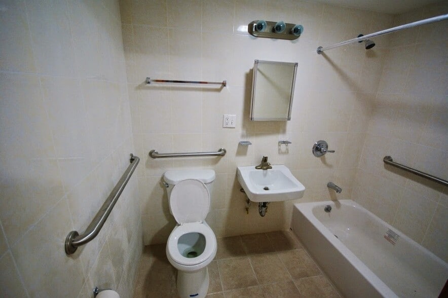 largest bedroom - 451 51st St