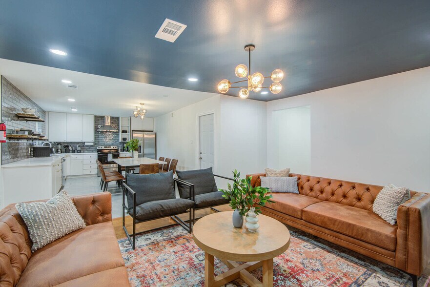 Building Photo - 9515 Meadowglen Ln