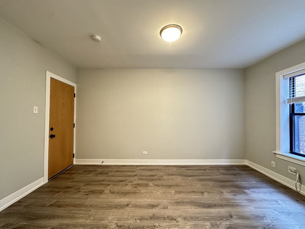 Building Photo - 546 W Belden Ave