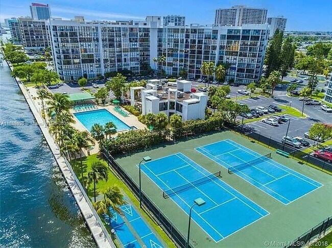 Building Photo - 1000 Parkview Dr