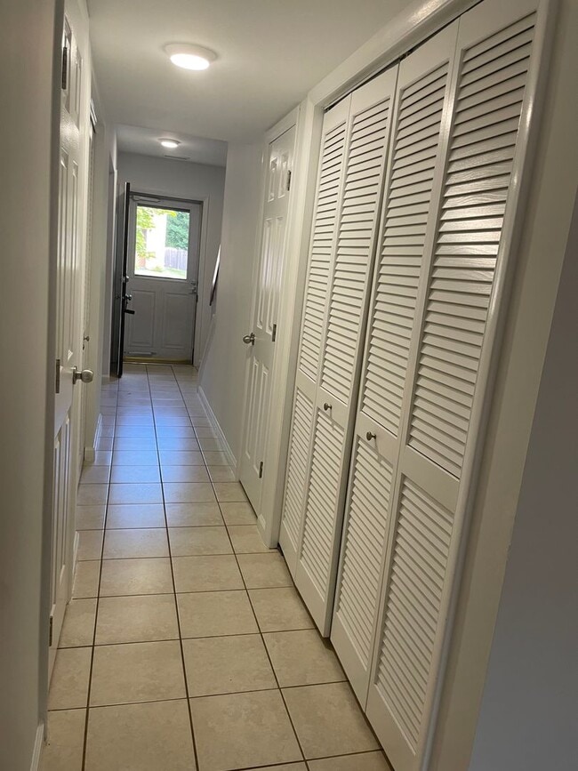 Building Photo - Broadneck Schools! End unit Townhome in Wa...