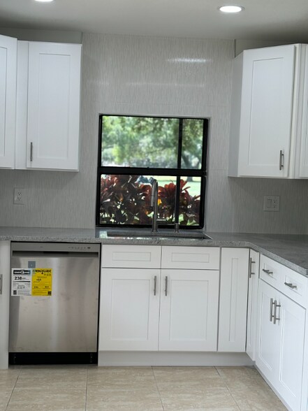 Building Photo - 6528 Edgeworth Dr