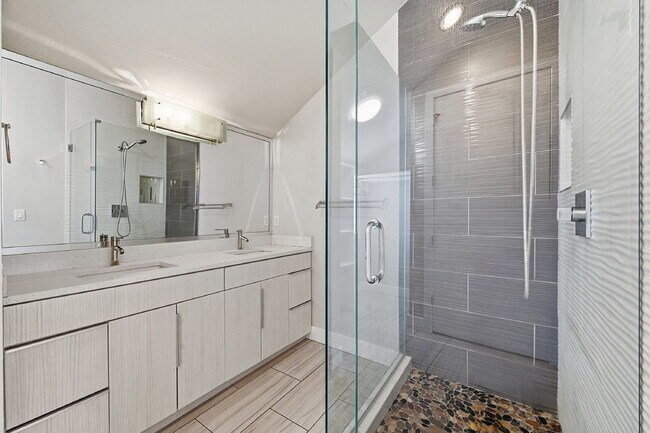 Building Photo - $2,495.95 - 2 Bed, 2 Bath Townhome In Denver with Central AC and In Unit Laundry!