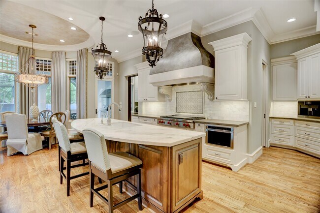 Building Photo - 5015 Jason St