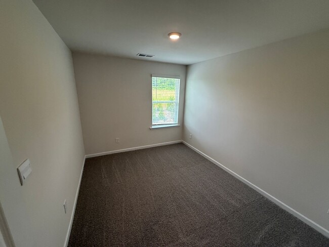 Building Photo - Brand New home in York!