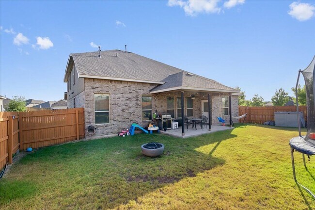 Building Photo - Spectacular 4 Bedroom, 3.5 Bath, Corner Lo...