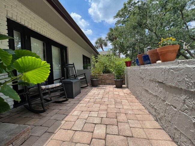 Building Photo - Audubon Park 2/2 Corner Unit Villa with La...