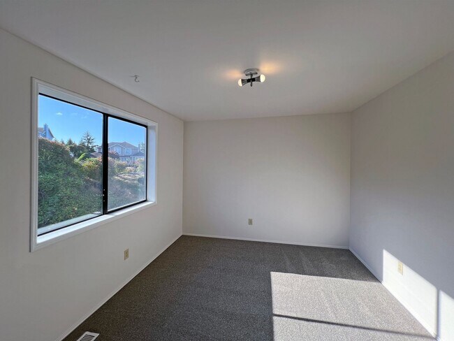 Building Photo - 1507 63rd Ave NE