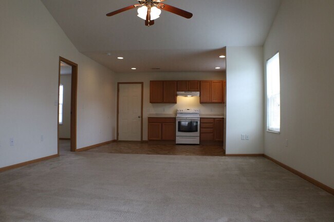 Building Photo - 2206 Shamrock Ln