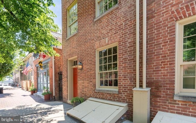 Building Photo - 806 S Ann St