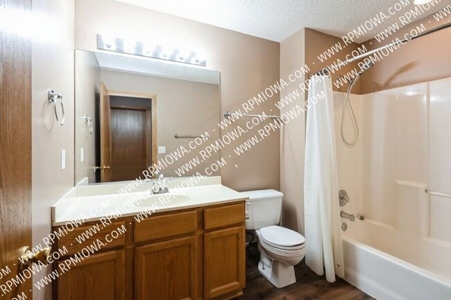 Building Photo - 1321 SE Delaware Ave