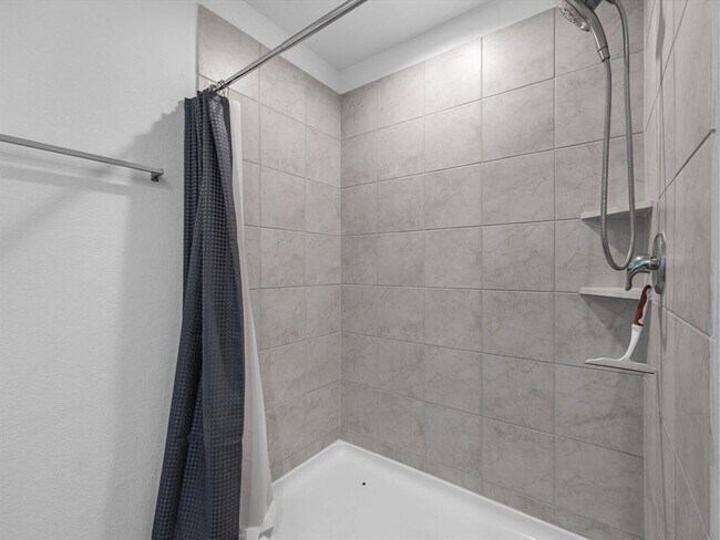 Building Photo - 16821 Short Pnes Dr