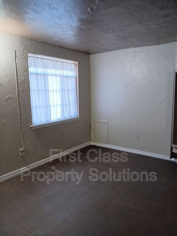 Building Photo - 3808 SE 15th St