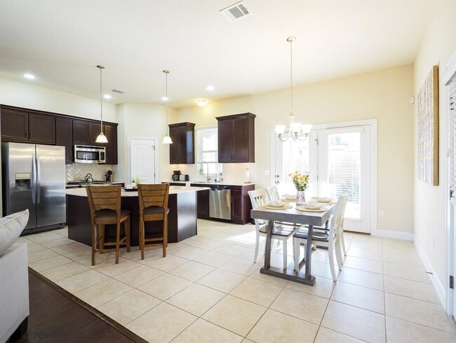 Building Photo - 5605 Roosevelt Ave