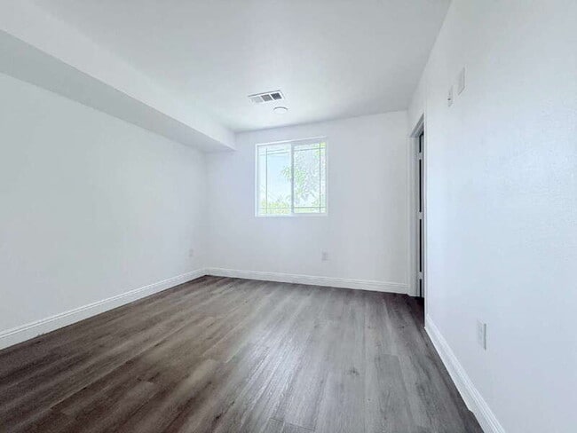 Building Photo - 1731 E 68th St