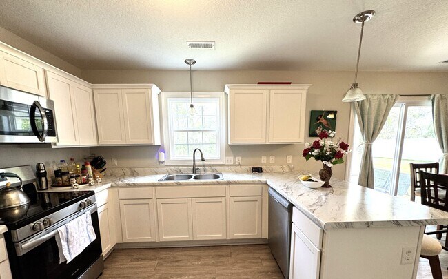 Building Photo - Beautiful Home! Convenient to Camp Lejeune!