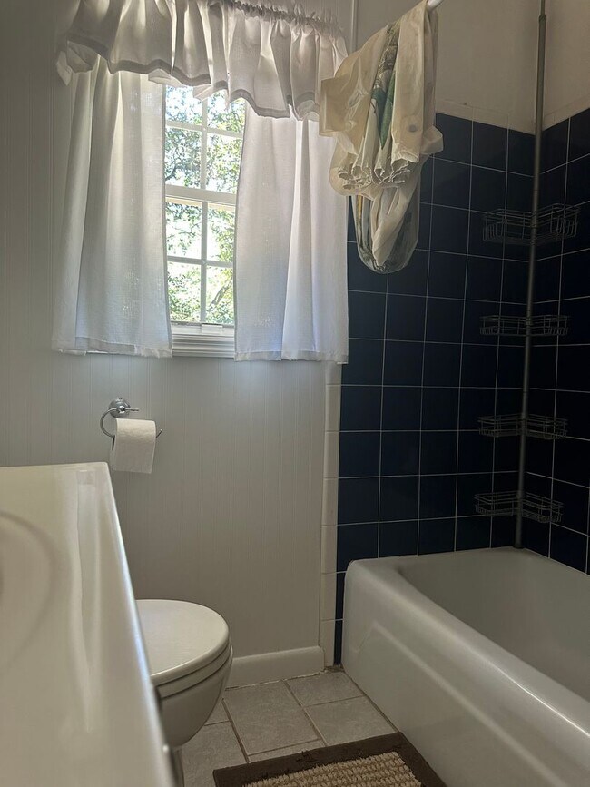 Building Photo - 2 Bedroom Home Available Now