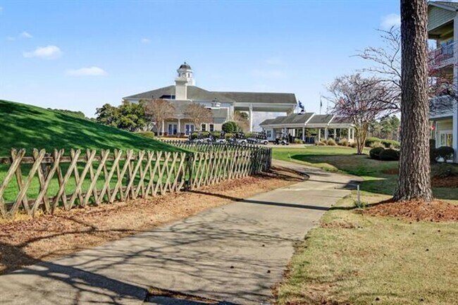 Building Photo - 3BD, 2BA condo with All Utilities included