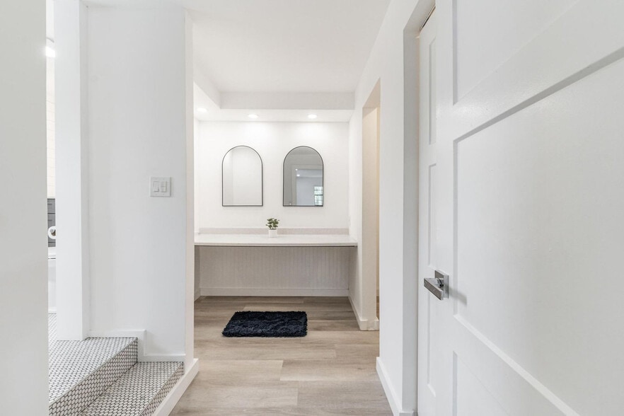 Building Photo - 809 SW 14th Ct