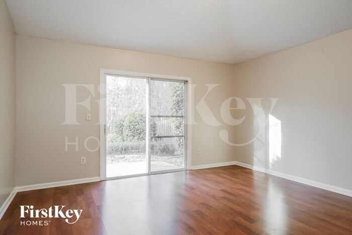 Building Photo - 489 MacKenzie Cir