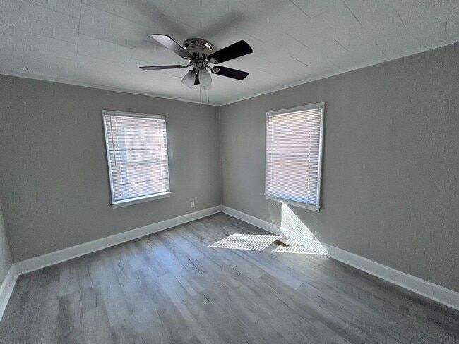 Building Photo - MOVE-IN READY! $250 off 1st full month's rent with move-in by 7/4/26!!