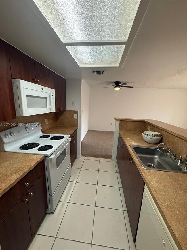 Building Photo - 3228 Coral Lake Dr