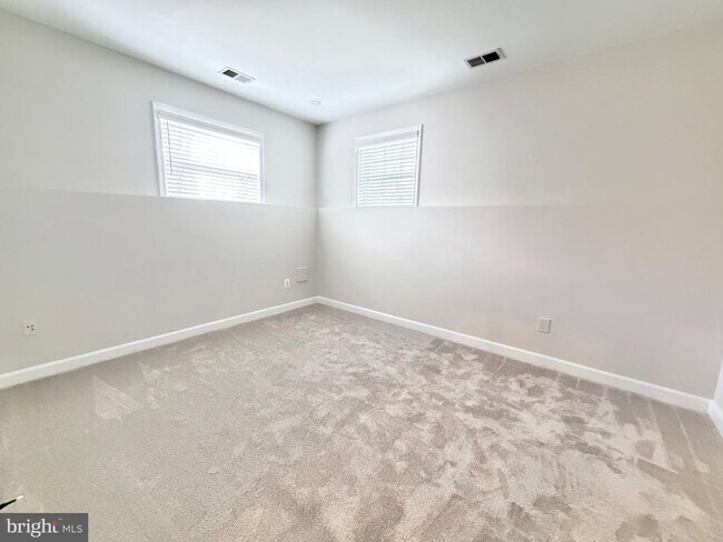 Building Photo - 300 Garden View Square