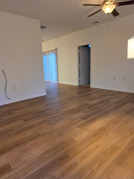 Building Photo - 730 Lacy Oak Dr