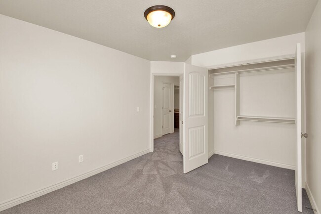 Building Photo - Beautiful 3 Bed, 2.5 Town Home in West Haven, Pet Friendly! Available NOW!