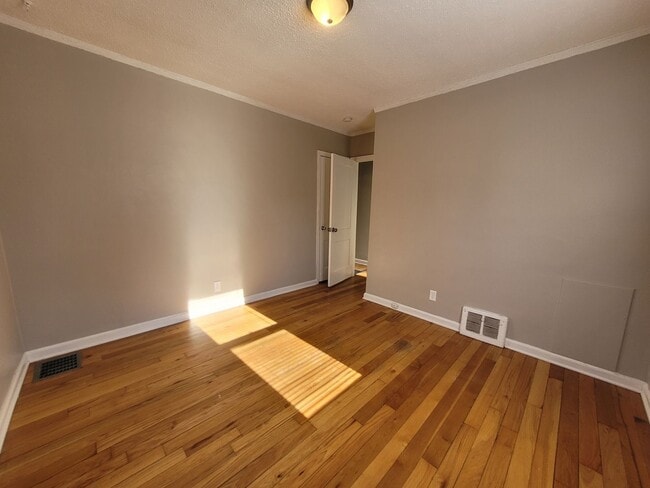 Building Photo - Great two bedroom duplex on Urbandale Avenue!