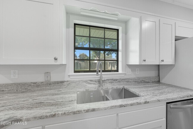 Building Photo - 119 Canada Dr