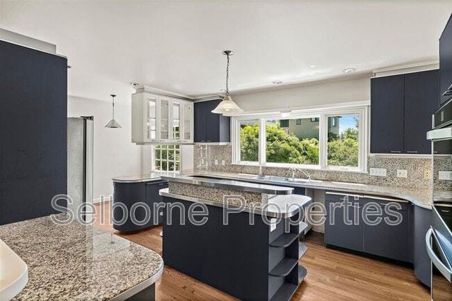 Building Photo - 25 Selborne Dr