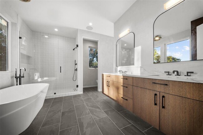 Building Photo - 2904 Westhill Dr