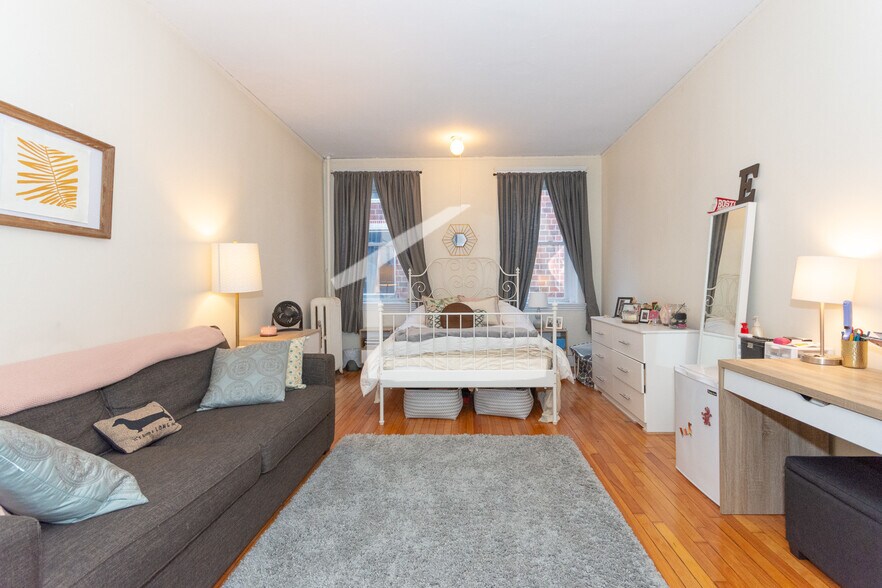 Building Photo - 324 Saint Paul St