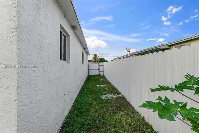 Building Photo - 4530 SW 25th St