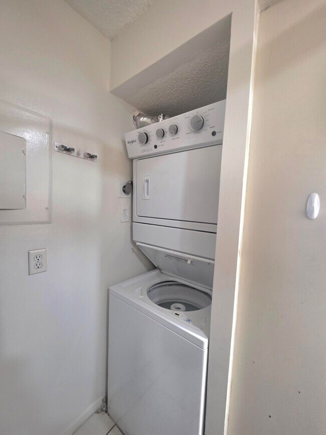 Building Photo - 203 Foxtail Dr