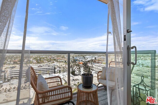 Building Photo - 13700 Marina Pointe Dr