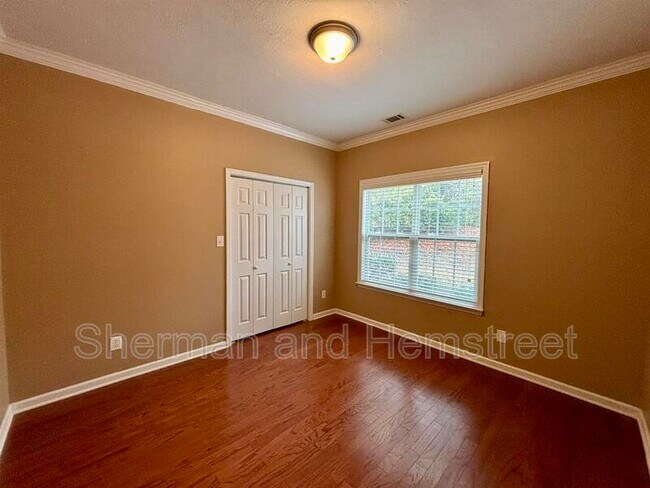 Building Photo - 2002 Amberley Dr