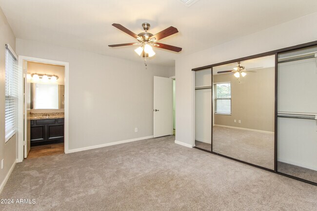 Building Photo - 6646 W Sunnyside Dr