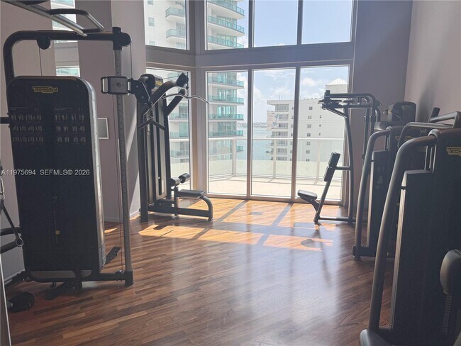 Building Photo - 1300 Brickell Bay Dr