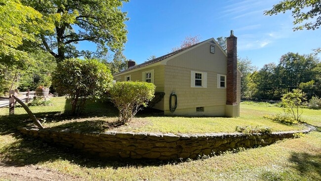 Building Photo - 3 BR House on a Lake 1.5 Baths