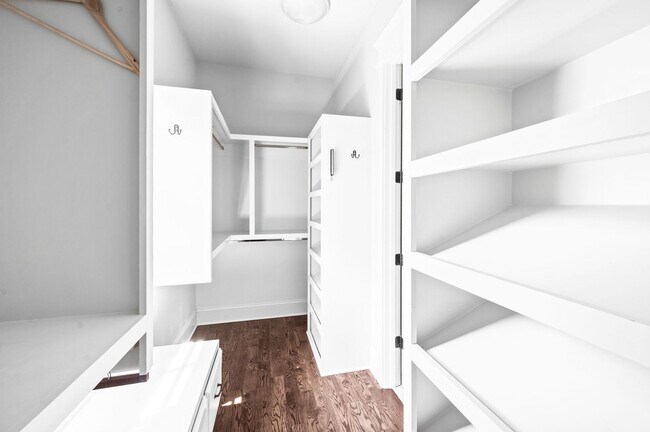 Building Photo - 1735 Hillmont Dr