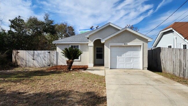 Building Photo - Single Family Home w/fenced in backyard mi...