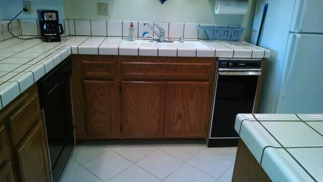 Building Photo - Charter Point Condo, 3 bedrooms, 3 baths !